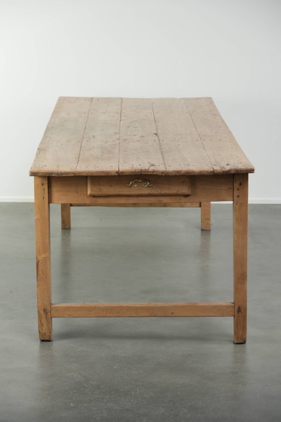 Image 1 of Wunderschöner antiker Esstisch aus Kiefernholz im Landhausstil für 6 bis 8 Personen in einer schönen hellen Farbe.
