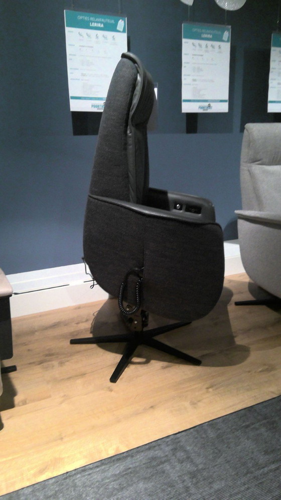 Image 1 of Lerira debout