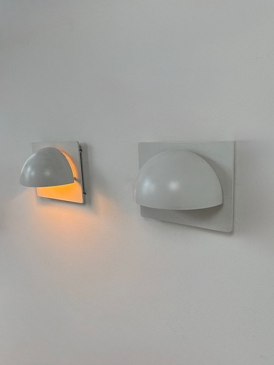 Image 1 of Een paar vintage Louis Poulsen wandlampen, mat wit gelakt metaal, Zweden, 1980