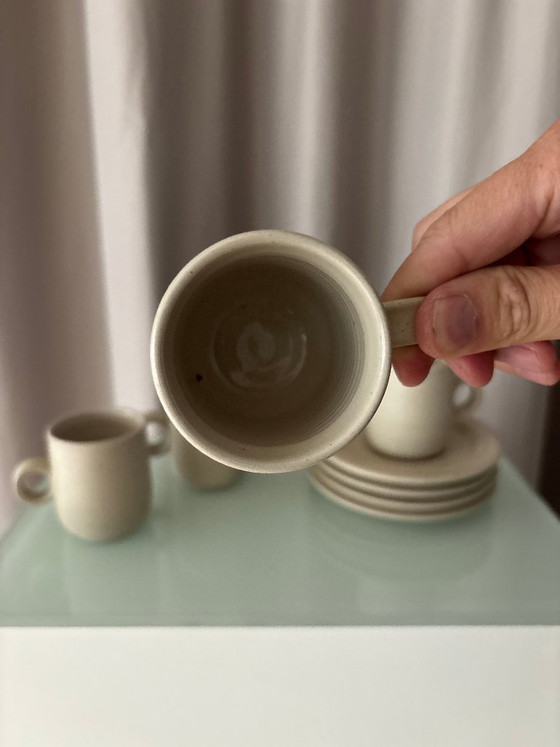 Tazze e piattini in ceramica fatti a mano, set da quattro, Stoviglie, Beige, Organic Modern (foto 4 di 11)