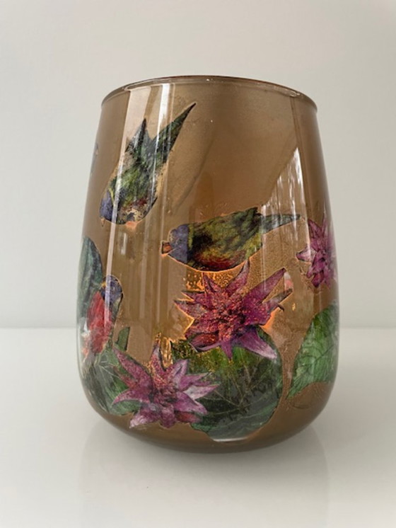 Image 1 of Glazen kaarsenhouder/vaas met exotische vogels – warm goudtint (17 cm)