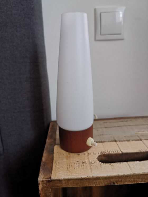 Image 1 of Tafellamp van opaalglas met Deens design uit het midden van de 20e eeuw, jaren 70.