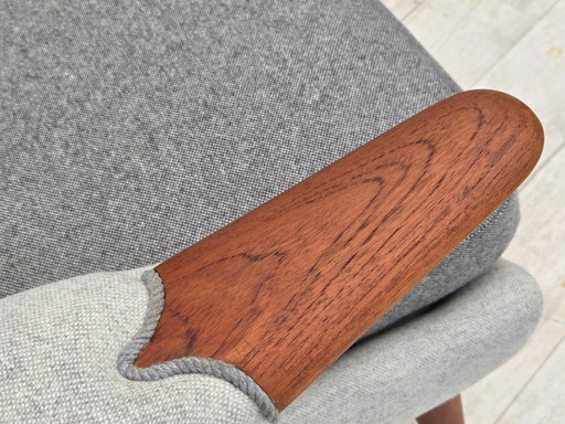 Poltrona danese con schienale alto e sgabello, anni '70, lana, legno di teak.