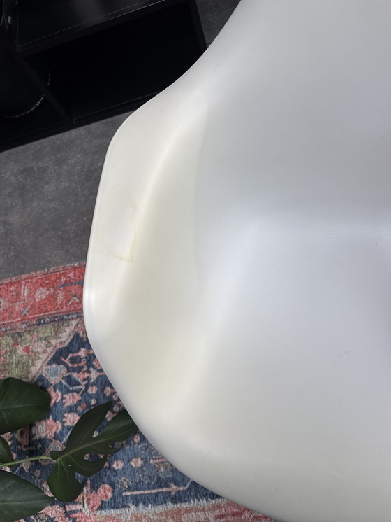 Image 1 of Vitra eames rar con daño solar