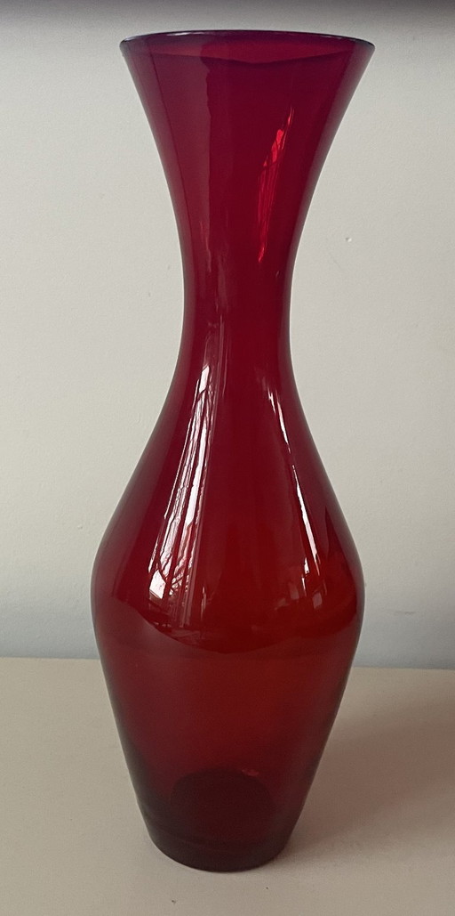 Reijmyre Glasbruk - vintage robijnrode vaas ontwerp Monica Bratt
