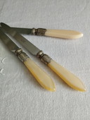 Een set SABRE tafelmesjes en een vintage broodmes.