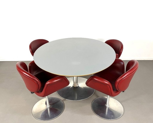 Sedie Artifort Little Tulip con tavolo da pranzo ovale di Pierre Paulin, anni '90