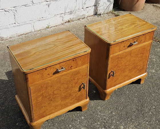 Image 1 of 2 tables de chevet Art déco françaises anciennes - Ensemble de 2 tables de chevet en loupe de bois et verre - Années 30