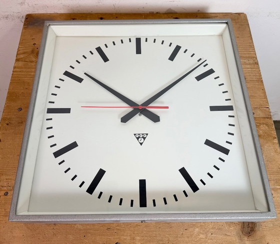 Image 1 of Reloj de pared cuadrado gris grande de Pragotron, años 70