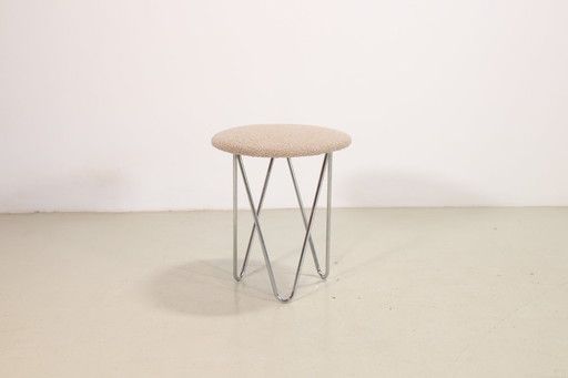 Schöner Hocker im Vintage-Design mit verchromten Haarnadelbeinen