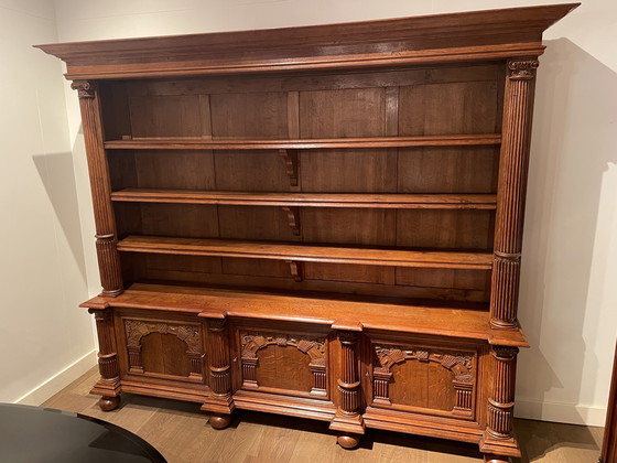 Image 1 of Bibliothèque en chêne massif du XIXe siècle provenant d'un manoir, côtés lambrissés avec des portes richement sculptées