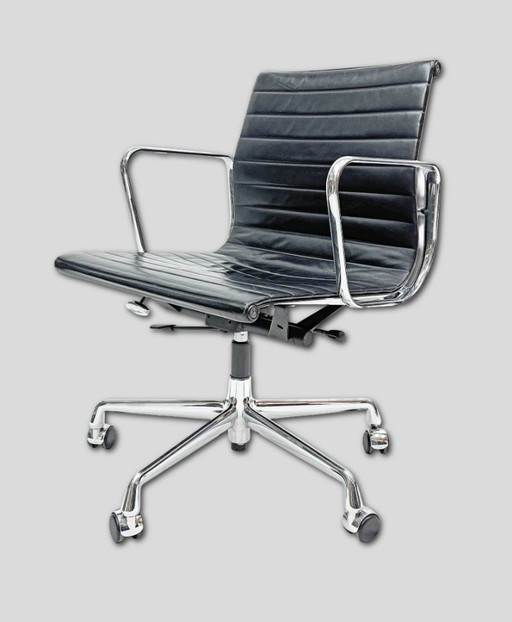 Vitra Aluminiumstuhl EA117 Schwarzes Leder