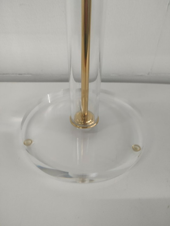 Image 1 of Lámpara de mesa de plexiglás estilo Hollywood Regency con pantalla gris.