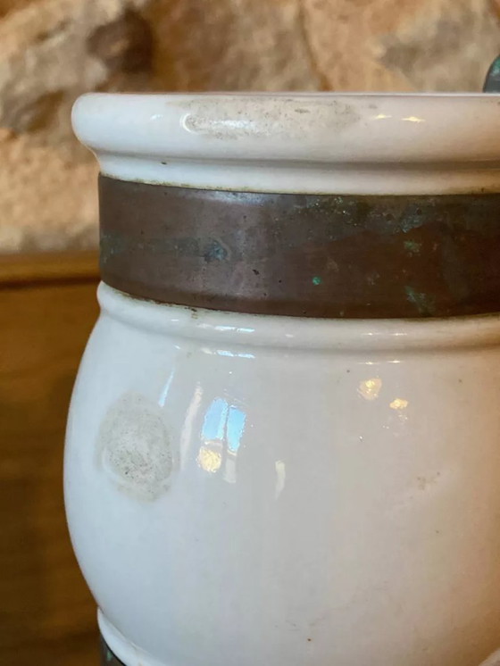 Image 1 of Chocoladepotten in bistrostijl van vuurvast porselein met koperen handvatten, eind 19e eeuw.