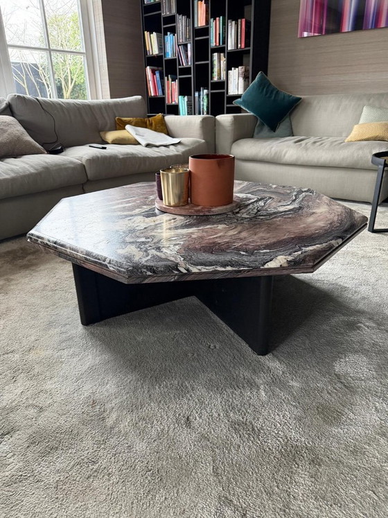 Image 1 of Tavolo in marmo con base in legno - forma esagonale