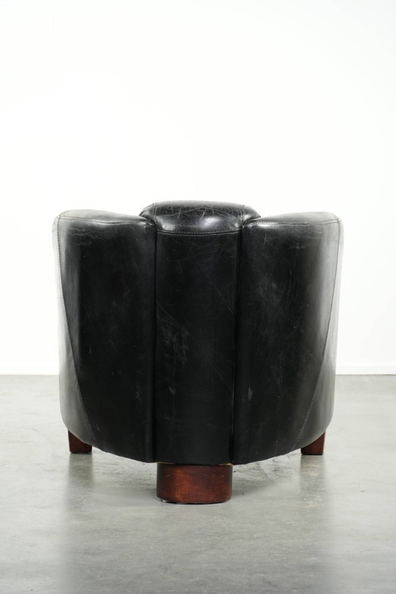 Image 1 of Zwarte vintage rundleren Aviator design fauteuil met een karaktervolle uitstraling