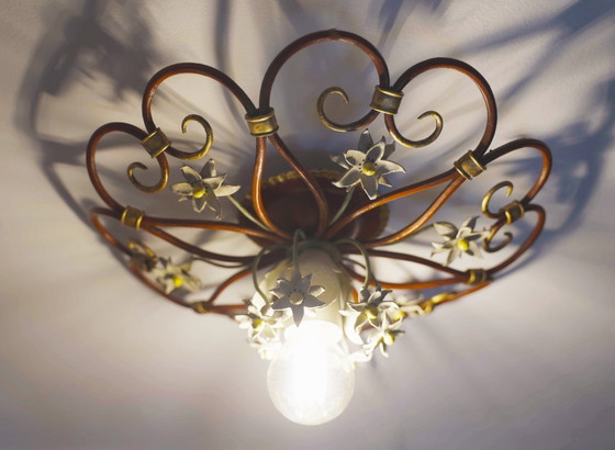 Image 1 of Lampada da soffitto italiana Tole a forma di petalo, colore rosso, oro e bianco, con motivo floreale, stile Mid-Century.