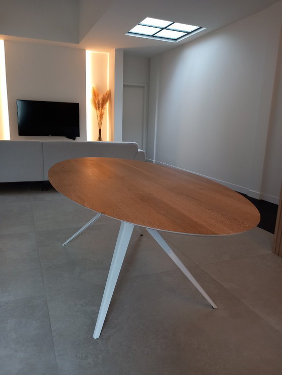 Image 1 of Table ovale Seuren 2,40/1,10 avec plateau en chêne massif et piètement papillon