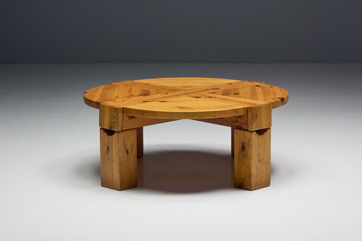 Table basse brutaliste en bois de pin, Suède, années 1970