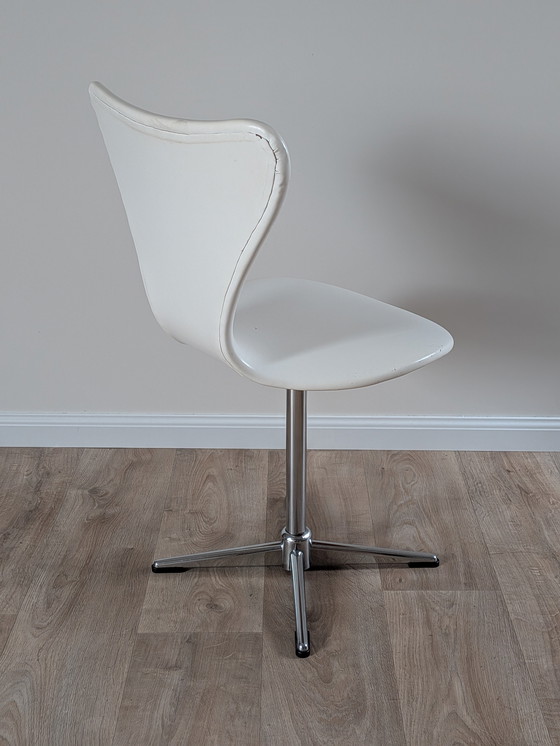 Image 1 of Vintage White Skai Swivel Chair – Danish Mid-Century Arne Jacobsen Style