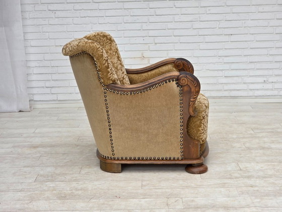 Image 1 of Deense relaxfauteuil uit de jaren 50, bekleed met velours en gesneden eikenhout.