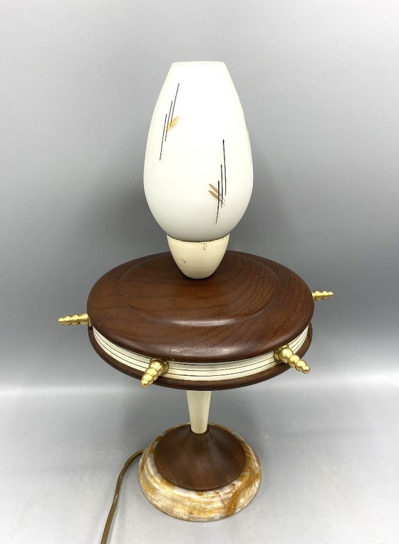 Image 1 of Vintage Mid-Century Tafellamp – Houten & Onyx Voet, Messing Details, Design Jaren 50 – 60 - Unieke Decoratieve Lamp