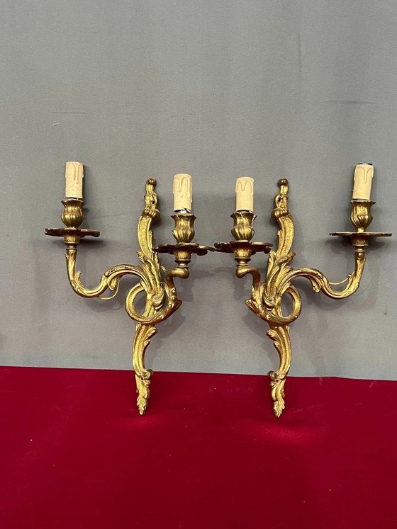 Een paar vergulde, massief bronzen wandlampen in rococostijl. (photo 8 of 8)