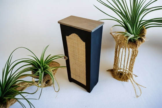 Image 1 of Bijzettafel van geverfd hout met rieten vlechtwerk - geïnspireerd op de Art Deco-stijl.