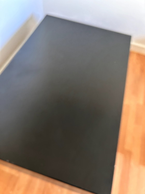 Image 1 of Mesa de centro de diseño de metal negro