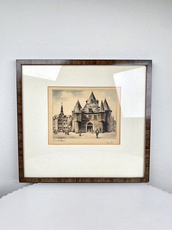 Image 1 of Petite impression d’art vintage de De Waag, Amsterdam / Nieuwmarkt dans un cadre vintage en bois - Œuvre d’art traditionnelle né