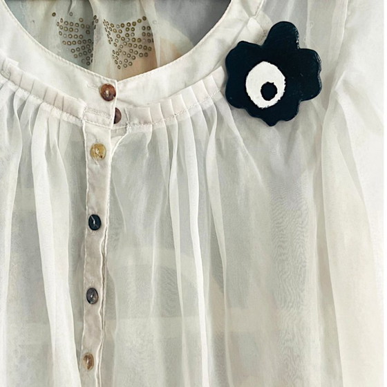 Image 1 of Broche fleur noire en bois faite à la main style Marimekko