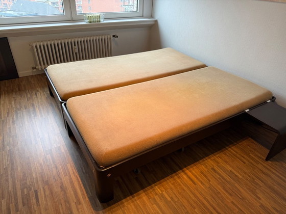 Image 1 of Deux lits simples Auping avec sommier réglable et table de chevet