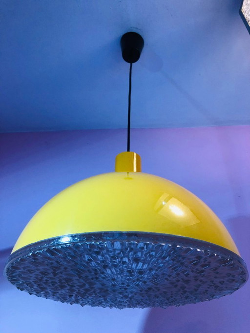 Vintage-Pendelleuchte mit gelbem Schirm.