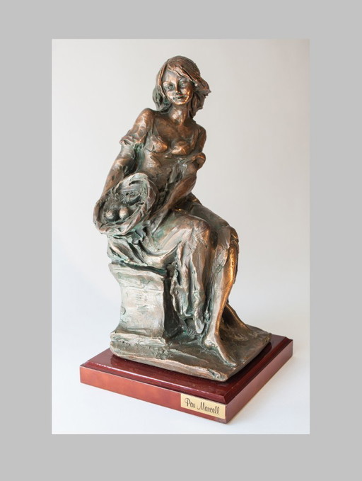 Sculpture of a woman. Female sculpture. Sculpture by Pau Marcell. Female sculpture. Collector's sculpture. Decorative object.