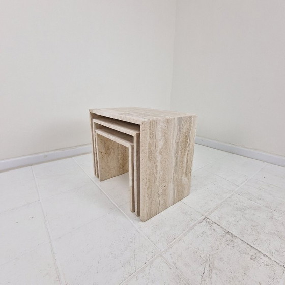 Image 1 of Italienische Beistelltische aus Travertin mit Rillenmuster aus den 1980er Jahren – 3er-Set
