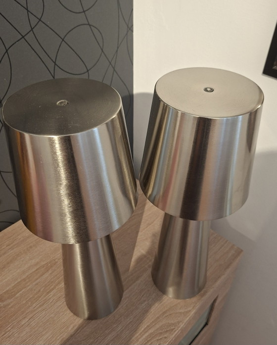 Lámpara de mesa grande Arenys de metal con acabado plateado brillante. – Kave, Lámparas de mesa (photo 6 of 7)