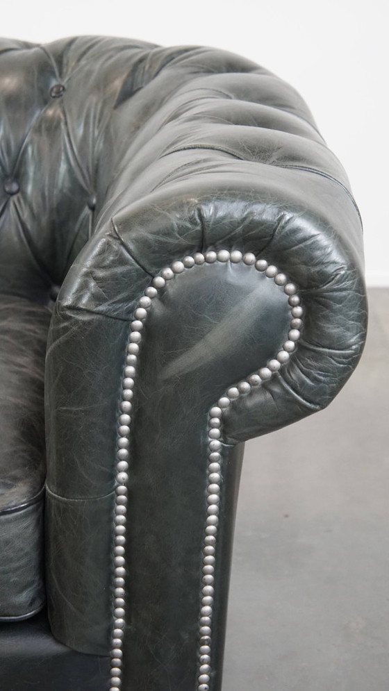 Image 1 of Ruime zwarte chesterfield fauteuil van generfd rundleer