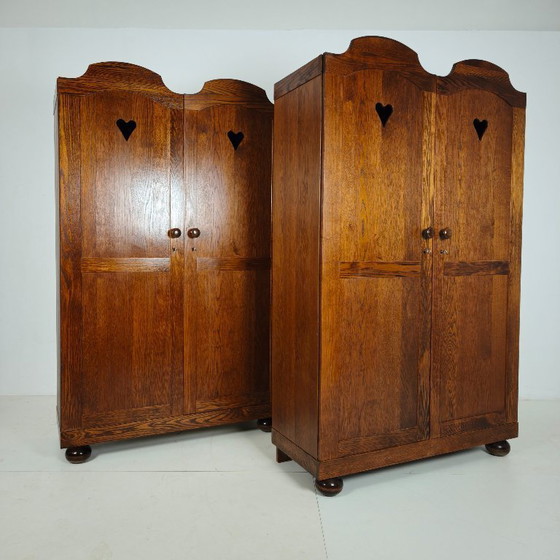 Ein Paar belgische Eichenschränke mit Herzmotiv, 20. Jahrhundert – Kleiderschränke, Wood (photo 3 of 15)