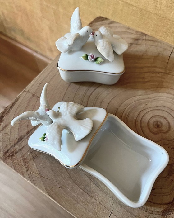 Image 1 of 2 boîtes à bijoux vintage en porcelaine, blanches et à motifs de colombes - France