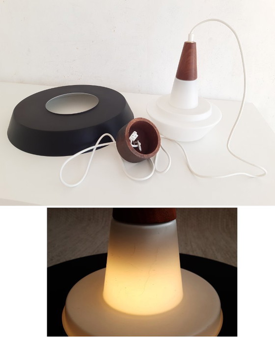 Image 1 of Lampada a sospensione vintage a forma di UFO in vetro opalino con piattino in metallo, Voss Belysning, design danese, lampada mc