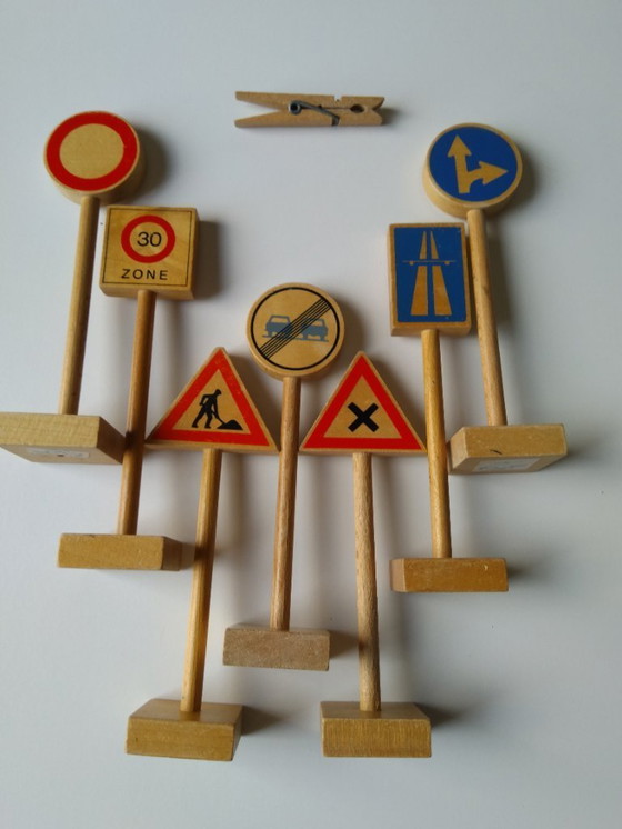 Image 1 of 7 panneaux de signalisation miniatures en bois de hêtre vintage