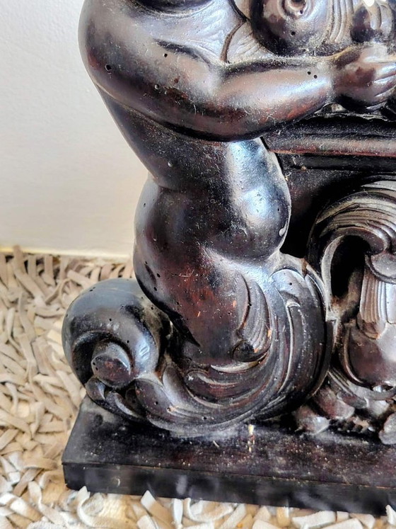 Image 1 of Panneau ancien en bois sculpté représentant un chérubin.