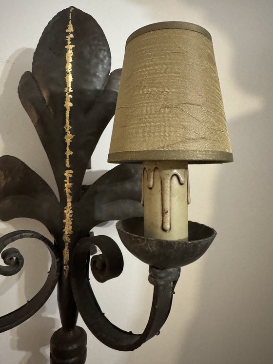 Image 1 of Gran aplique de pared de hierro forjado con flor de lis de la década de 1960