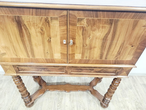 Mobile barocco in noce del XIX secolo con intarsi e gambe tornite – Credenze con vetrina, Wood, Barok (photo 10 of 29)