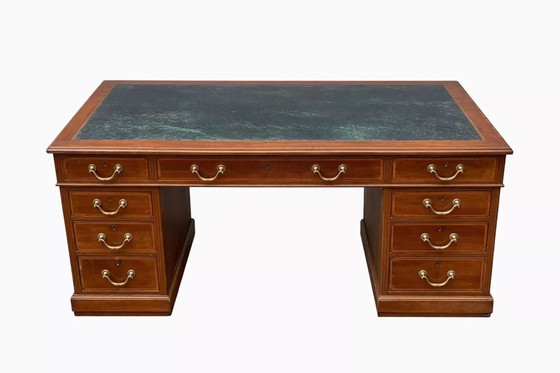 Image 1 of Scrivania antica inglese con cassettiera in noce, 1930