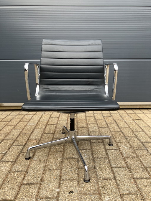 Chaise de bureau Vitra EA108 en cuir noir et aluminium