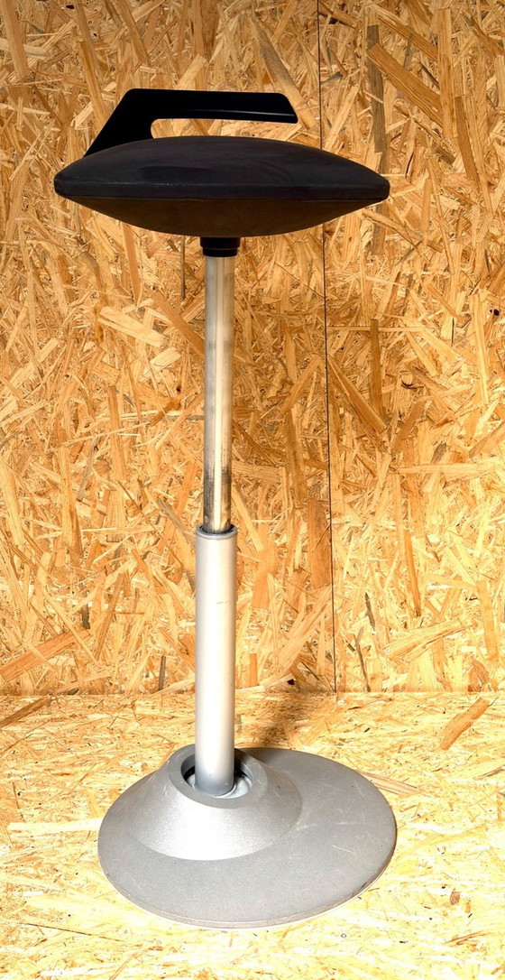 Image 1 of Muvman Steh-Sitz-Arbeitshocker Schwarz/Grau