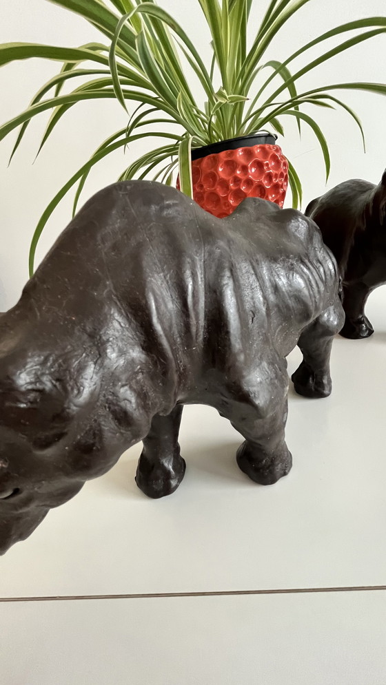 Image 1 of Set di due statue di animali vintage in pelle - Ippopotamo e Rinoceronte - nello stile di Omersa