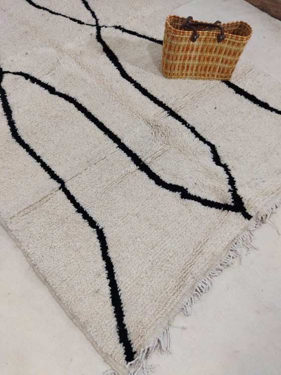 Traditioneel handgemaakt vloerkleed van puur wol, zwart-wit, afmeting 2/3 meter – Aime Té (photo 6 of 7)
