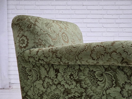 Image 1 of Dänischer Sessel aus den 1950er Jahren, grüner Möbelveloursbezug, geschnitztes Eichenholz.